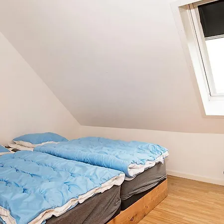 12 Person In Bredebro-by Traum
